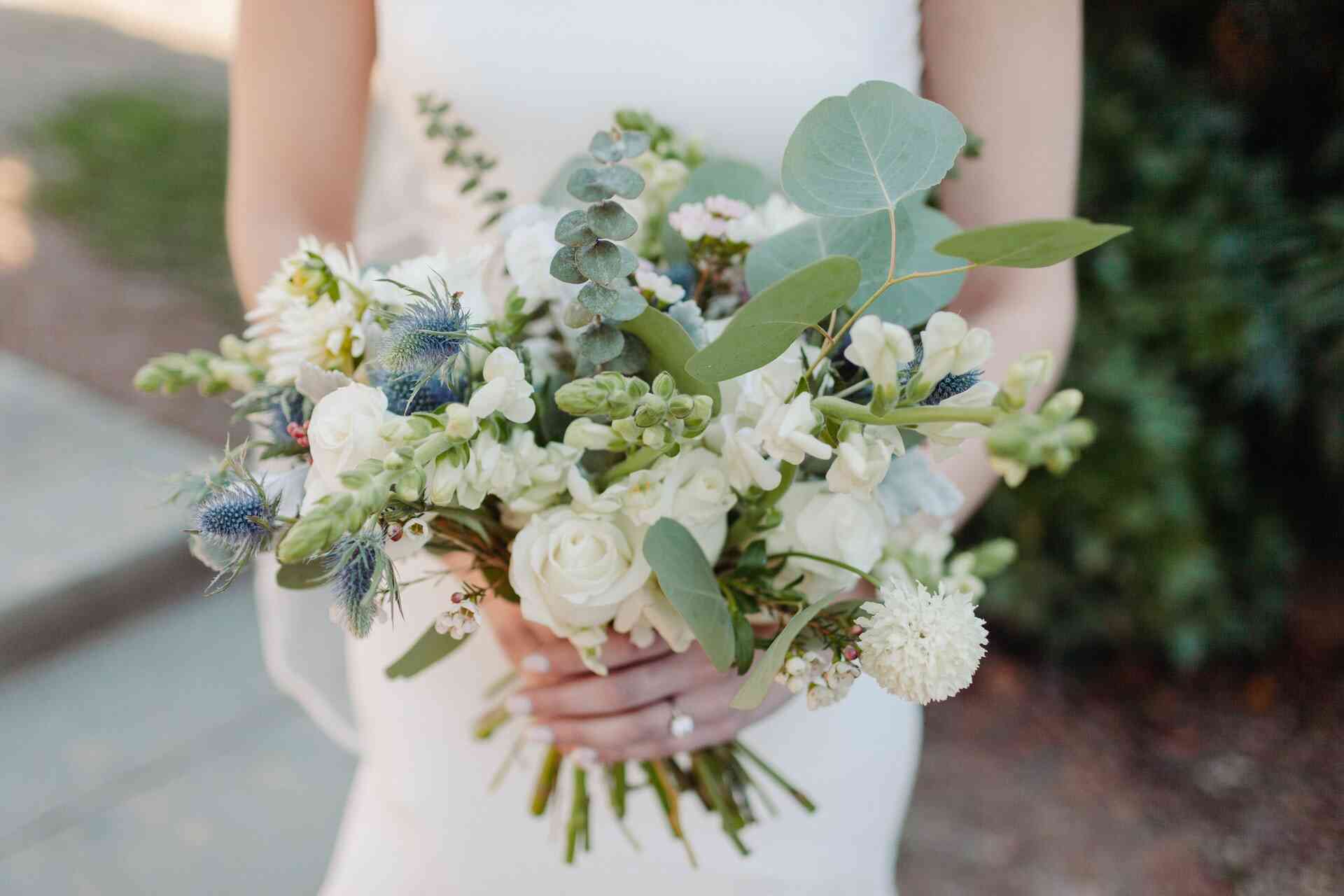 Arti Tradisi Lempar Bunga Dalam Acara Pernikahan