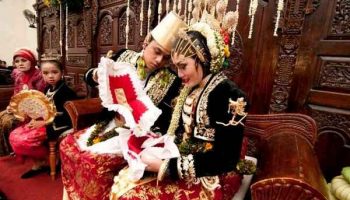 Mengenal Tradisi Kacar Kucur Yaiku Dalam Adat Pernikahan Suku Jawa